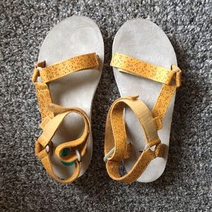 Yellow Tevas
